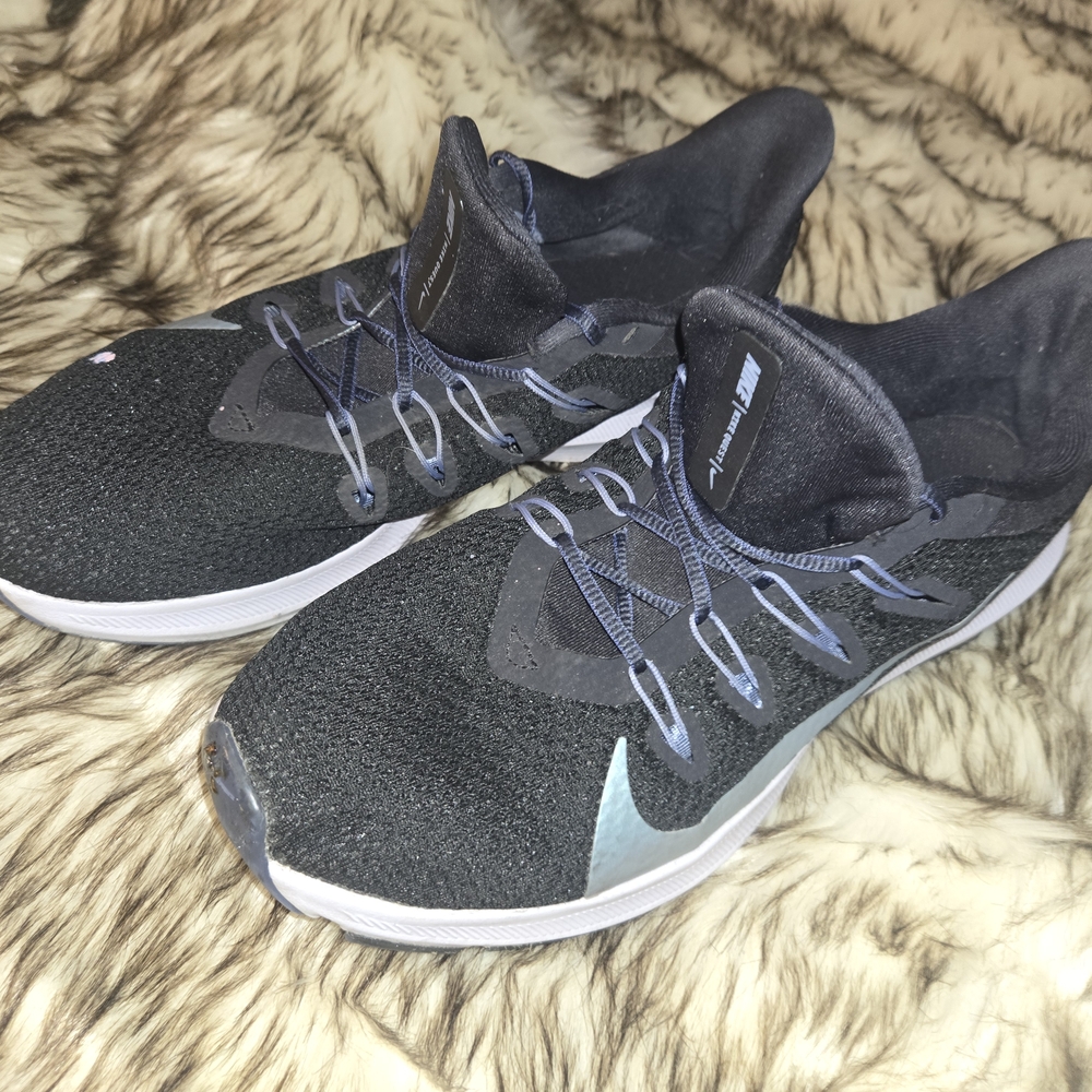 Nike Women's Black and Gray Athletic Shoes